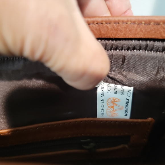 Classic Tan Leather Messenger Bag for Men - Picture 6 of 6